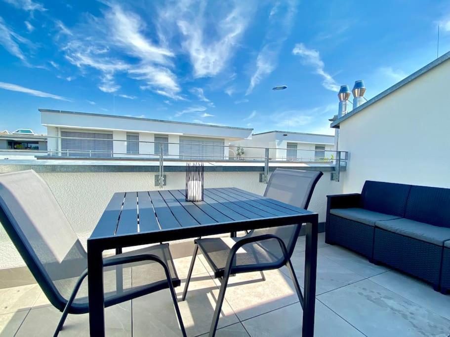 Apartment Auszeit Sky: Lakeside Retreat With Rooftop Terrace Friedrichshafen